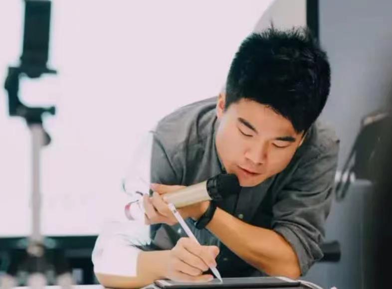 董宇辉说自己不太在乎收入,我才明白张雪峰这番话的份量多重