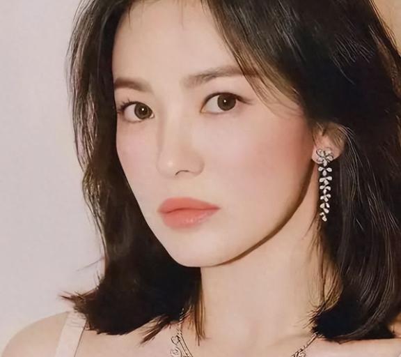 顶流女星宋慧乔:表面上光鲜亮丽,私下却受韩国财阀的无尽玩弄