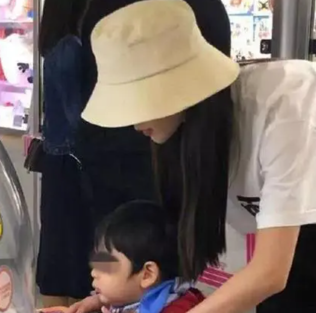 黄晓明出国游玩，Baby独自带儿子看病，状态憔悴像刚哭过！