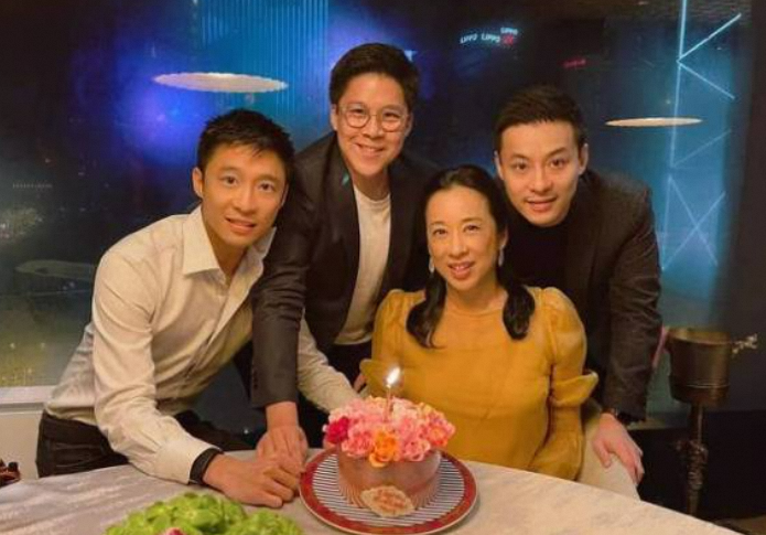 郭晶晶晒合照为63岁婆婆庆生，被网友大赞像闺蜜