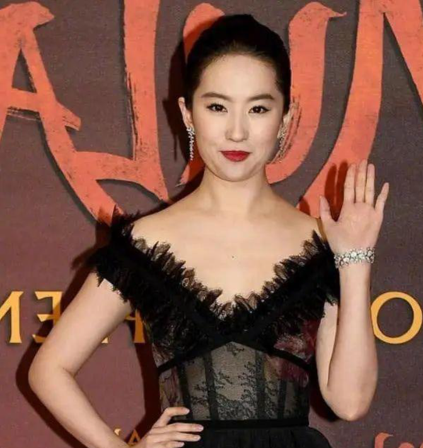 有种“丰腴美”叫刘亦菲，腰间露出白花花的肥肉，却意外美出新高