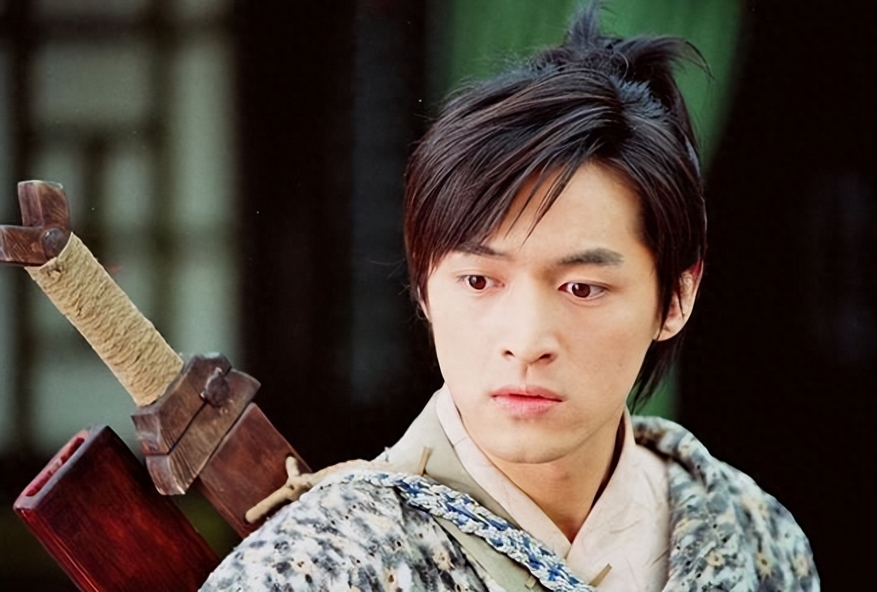 胡歌评论区沦陷，意图退圈遭抵制，粉丝留言：你能不能别发疯？