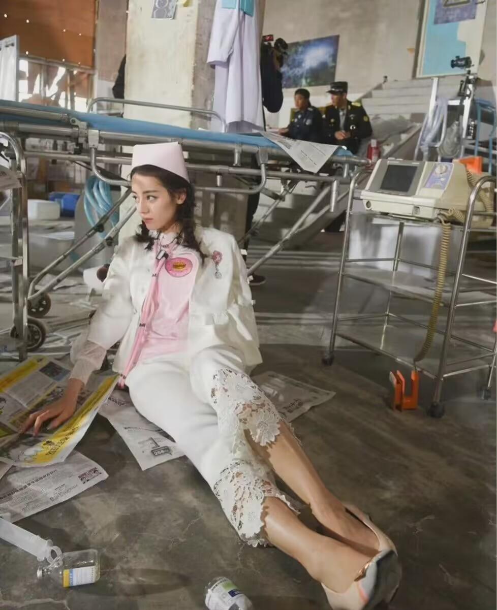 热巴这组图我还是第一次见,原来穿上“护士服”的她这么好看