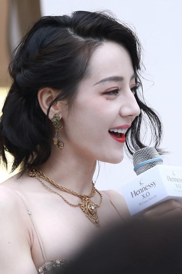 迪丽热巴近拍，侧颜好美！