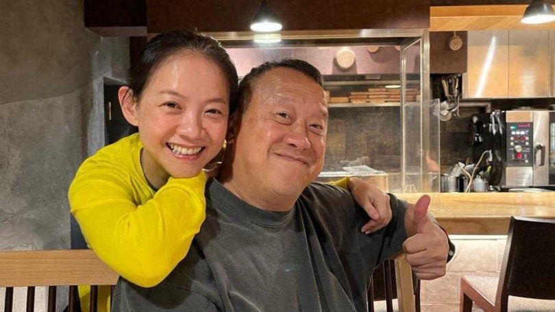 曾志伟台湾做手术,有儿子照顾也有好友遗孀相伴,三人同框很和谐