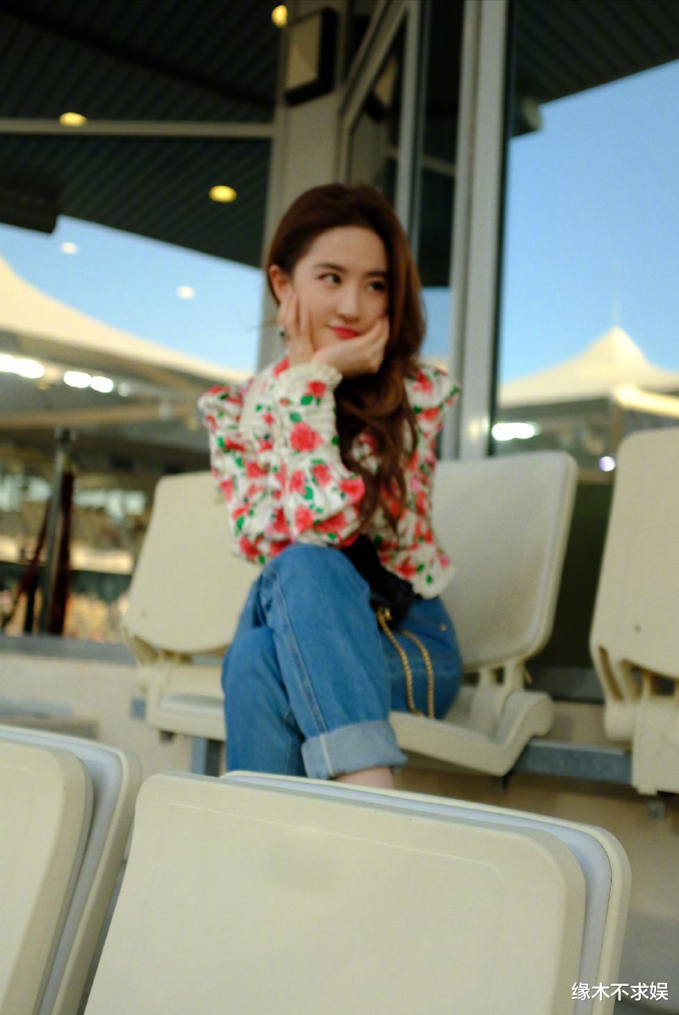 阿布扎比大赛大咖如云，刘亦菲凹造型秀身材，奚梦瑶夫妇秀恩爱