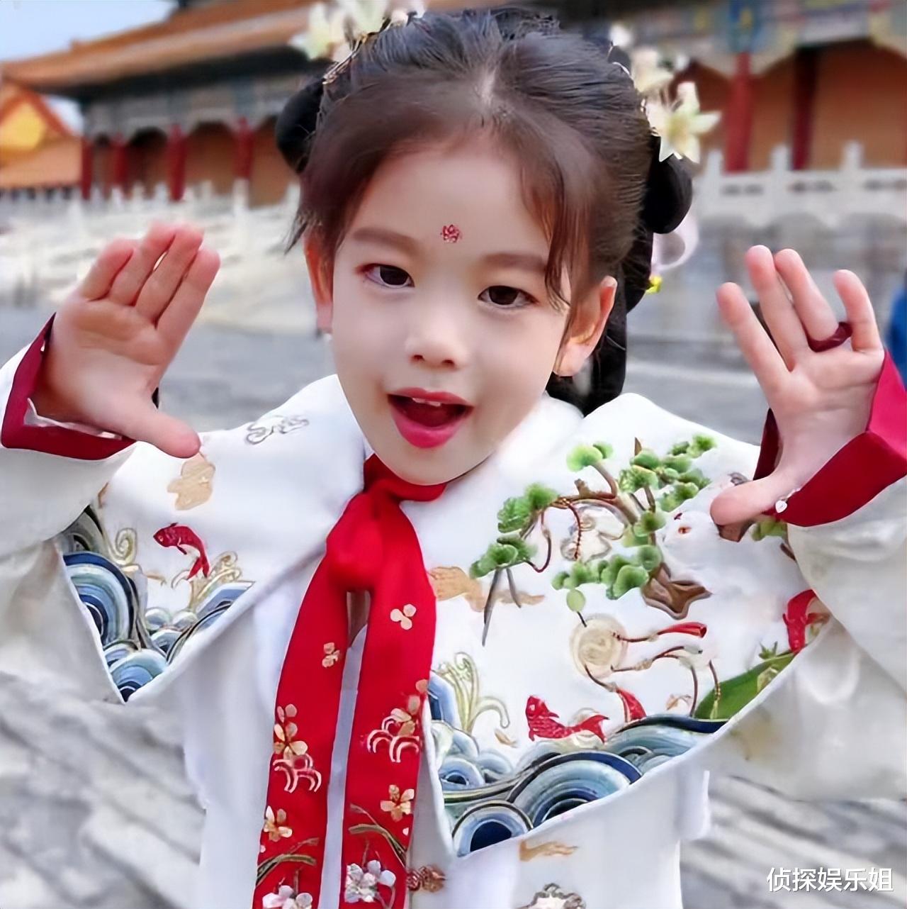 小李琳冬至为家人包饺子，6岁女儿可爱出镜，和爸爸经超长得好像