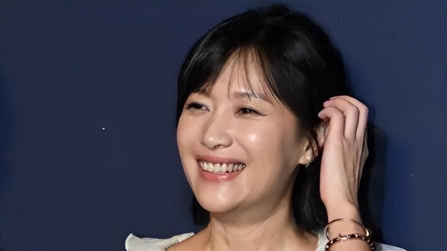 49岁徐静蕾日本旅游打高尔夫，住豪华2600元酒店，腰部现3层整肉