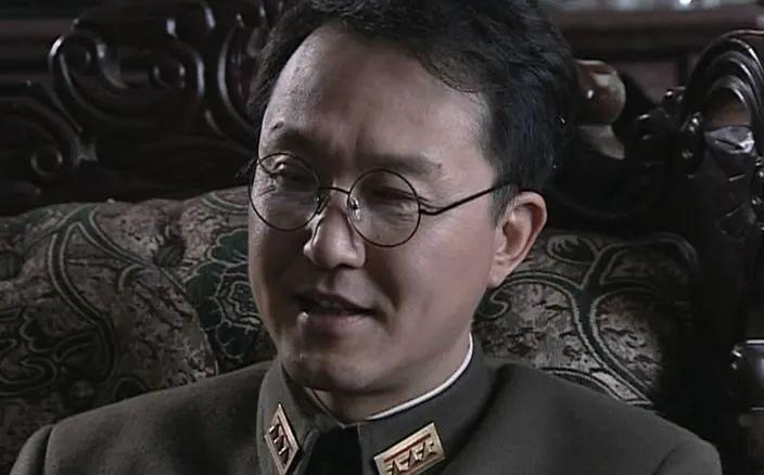 62岁费翔对比60岁吴刚,自然老去和医美老去的差距一目了然