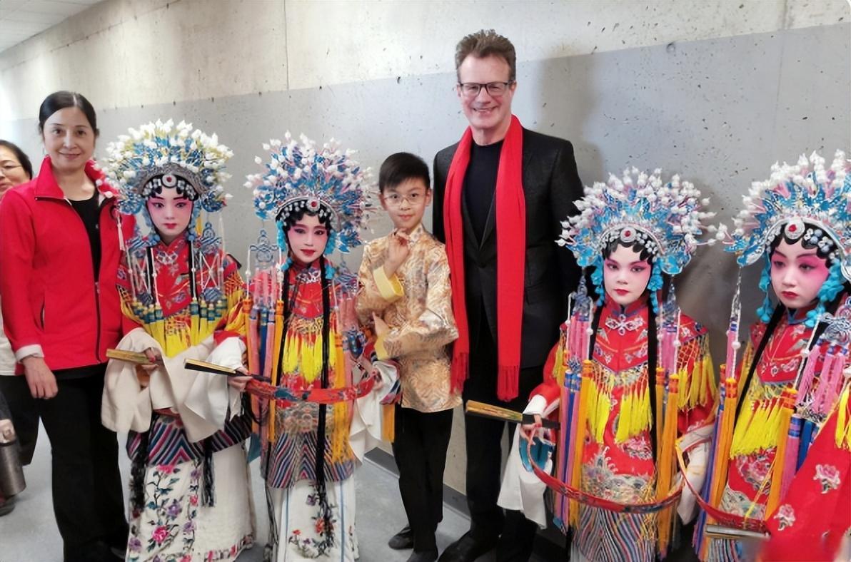 被冯巩一句话点醒了,离开中国后,相声演员大山,如今怎么样了