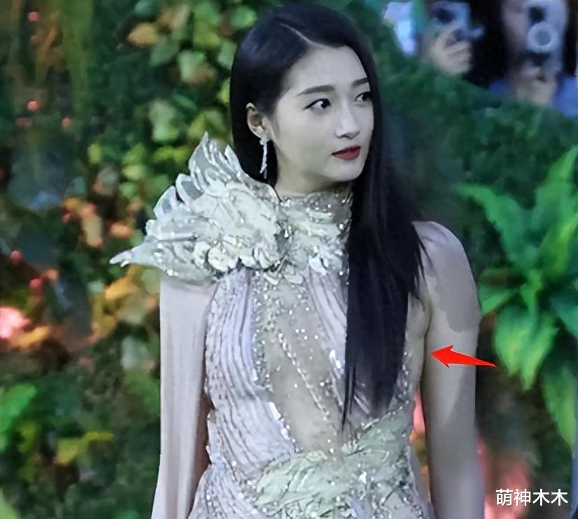 关晓彤红毯生图惹吐槽，身材臃肿腰腹凸出，纤长美腿优势也丢了