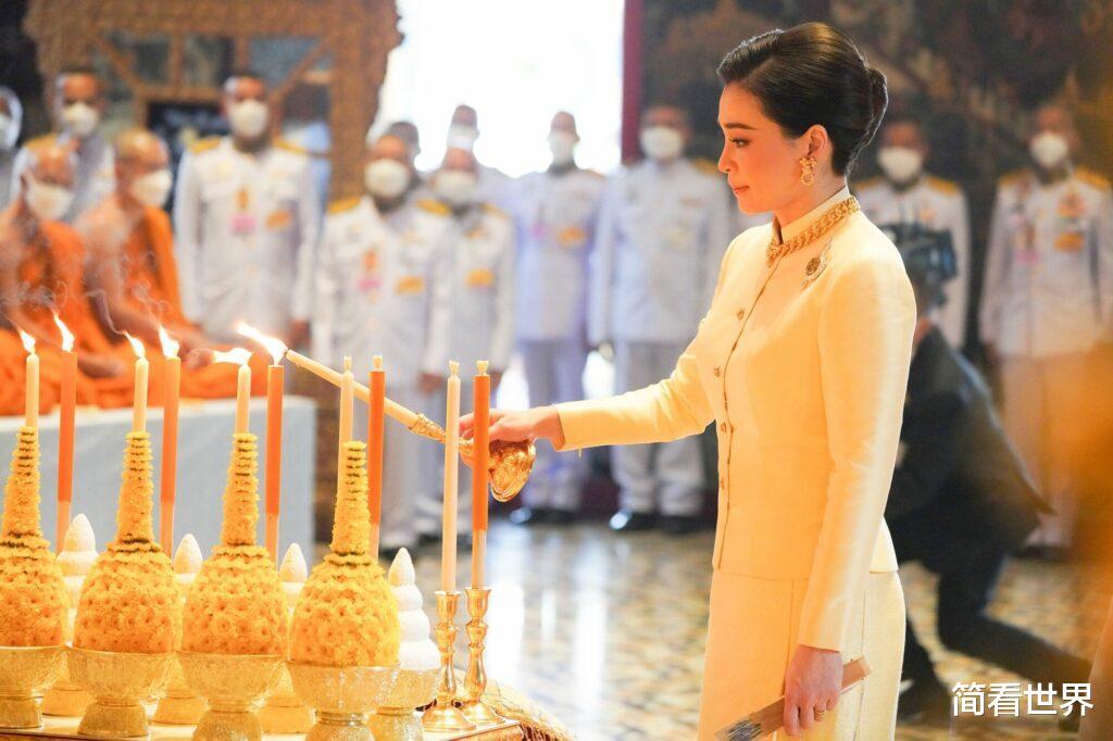苏提达|苏提达王后雍容华贵高调亮相!废妃余瓦达不甘示弱,野心呼之欲出