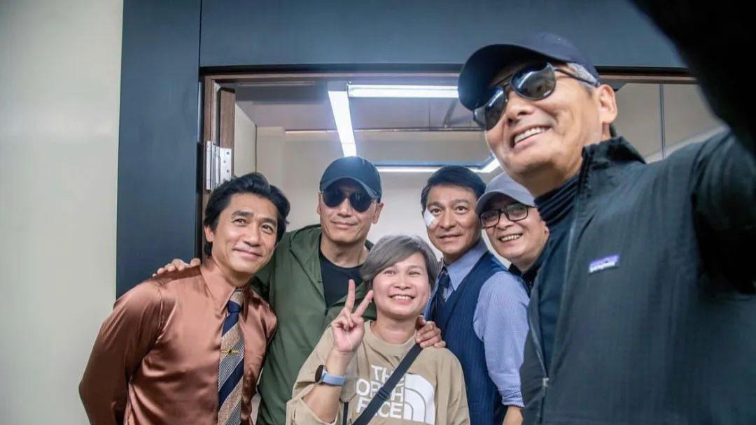 “无线五虎”罕见重聚，开心合影破不和传闻，梁朝伟站位耐人寻味