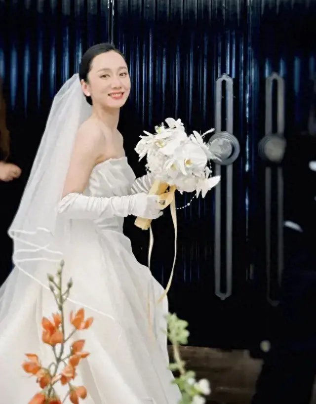 神似周迅，出道多年踏实拍戏无绯闻，今官宣结婚，网友：郎才女貌