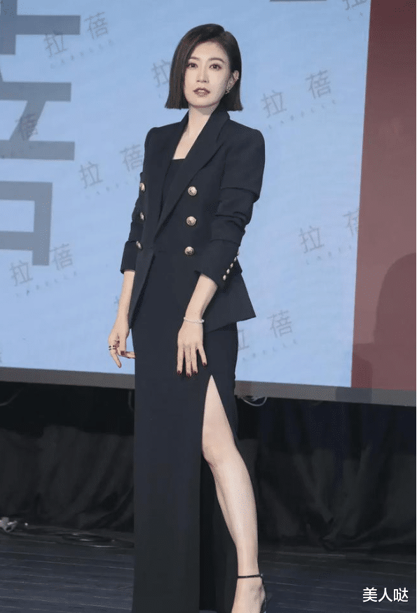 49岁贾静雯“断崖式”衰老，眼角皱纹用厚粉底都挡不住，全靠气质撑起！