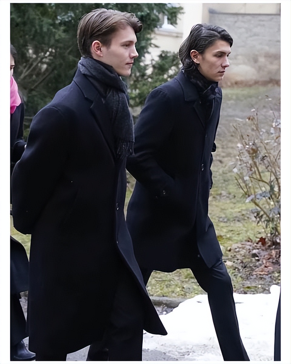 |丹麦有中国血统的王子和女友去潇洒滑雪！看淡头衔了，又酷又帅气