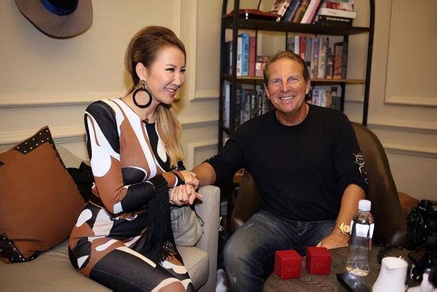 李玟追悼会两位姐姐突然失控，现场痛哭首次揭露李玟真正死因