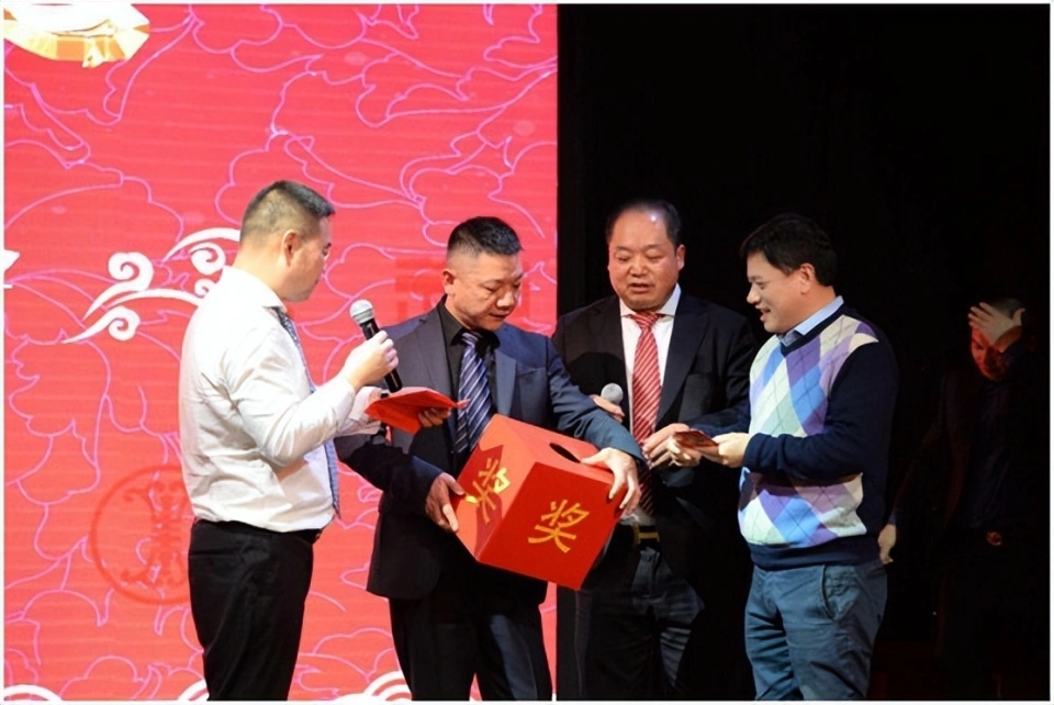 公司年会,老板喊员工给他发红包,事后8倍退还!网友:套路真深