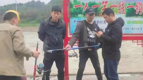 鱼钩|在长江钓鱼堪比废物排放？7枚鱼钩和3吨废硫酸，谁才是生态杀手