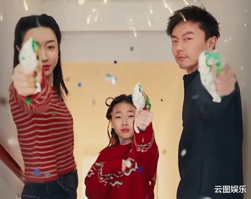 阿娇|谢苗一家三口罕同框迎新年!38岁胡子拉碴男人味足,妻女颜值高