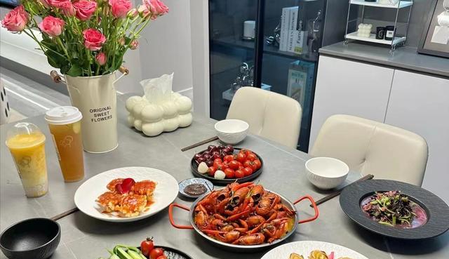 |朋友圈晒520晚餐,仪式感一家比一家强,网友:最后一个来搞笑的