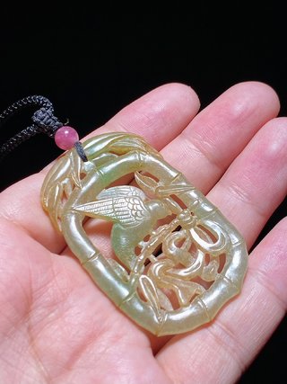 鹦鹉|清 老坑冰种翡翠 受沁 竹节鹦鹉珮