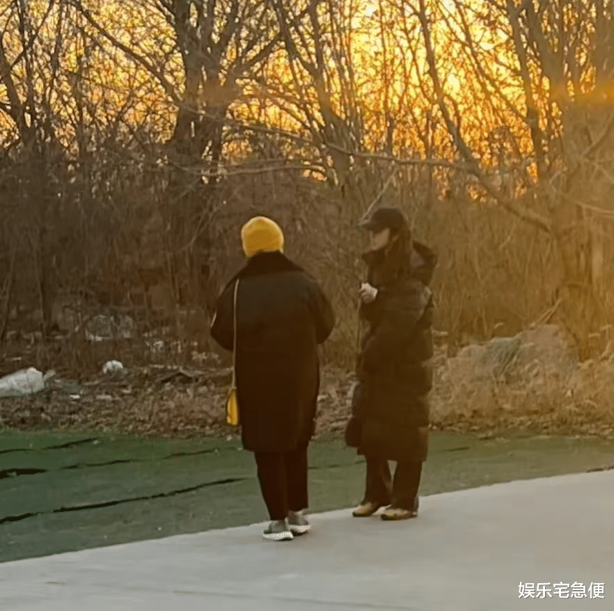 汤唯接女儿放学，青龙奖后立刻回京吃酸汤鱼，在韩国一天都待不住