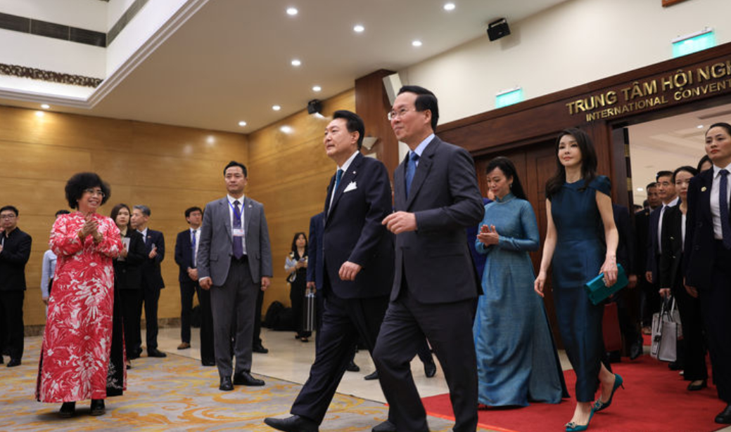 发型 越南夫人换发型！长发飘飘偏分刘海变得淑女，和韩国夫人平分秋色