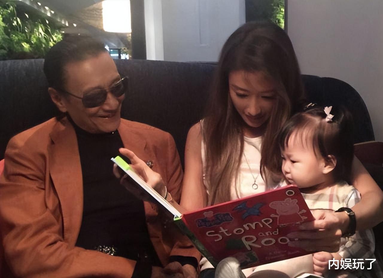 87岁谢贤成孤寡老人，每天看谢霆锋照片发呆，直言已选好陪葬品