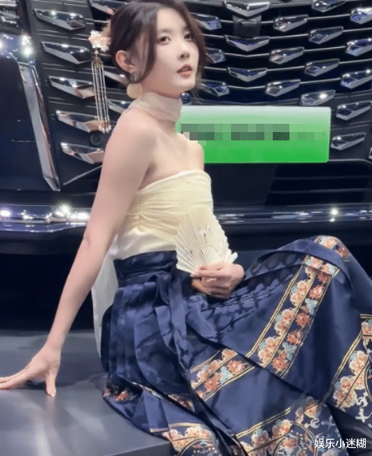 网红聂小雨穿抹胸马面裙拍片，侧身露肉图遭疯传，网友：建议封杀