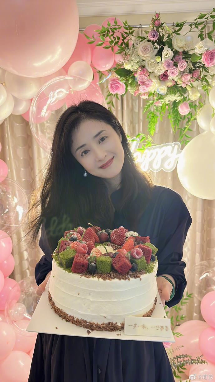 张天爱|40岁蒋欣晒生日现场照,穿束腰黑裙越来越瘦,脚背青筋超明显