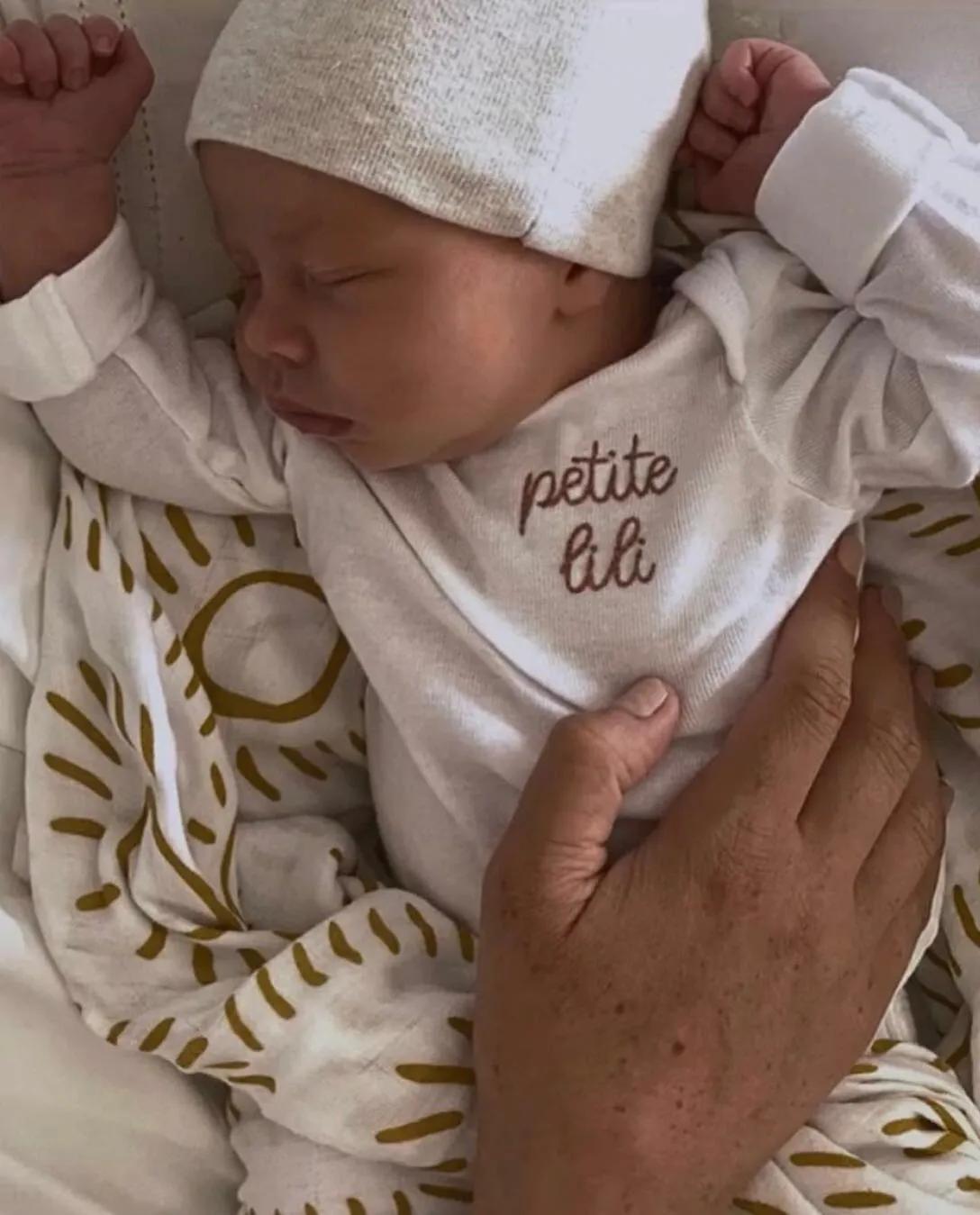 莉莉贝特公主新照来了！是金发，皮肤很白，长相和女王一模一样