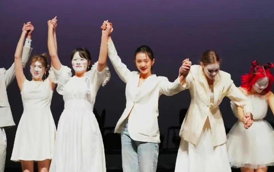 黄忆慈|黄多多拍视频读书，被网友批评字词全读错了，母语都读不好还学霸