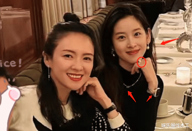 章泽天|章泽天二胎后首现身巴黎秀!被章子怡搂怀美貌完胜,昂贵婚戒抢镜