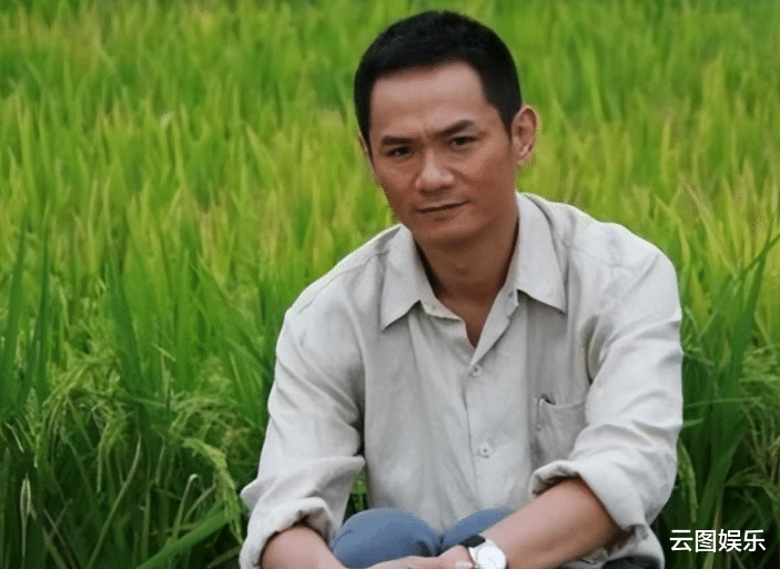 |52岁果靖霖做一桌菜庆新年,豪宅曝光很气派,丧妻多年单身无儿女