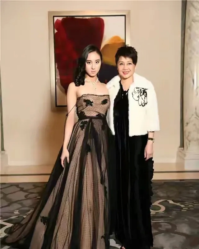 何超欣|赌王千金何超欣第一次上台讲课，穿破洞裤，披散着头发还坐桌子上