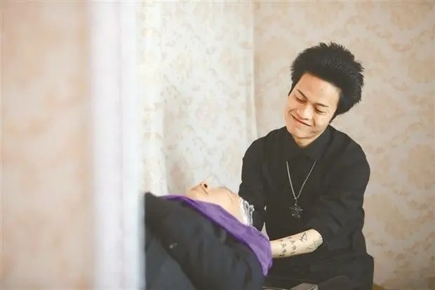 罗福兴:葬爱家族创始人,11岁创办杀马特,如今离开家族生活如何