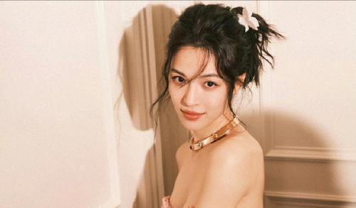 脚踏两只船?33岁男星刚红就塌房!深夜牵手小3岁女星回家过夜