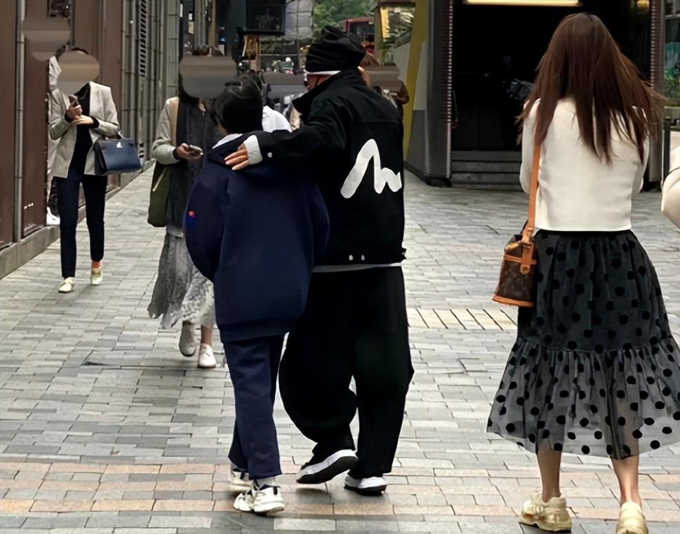 宋祖儿|曝马蓉带儿女回老家!陪娃一起看书被夸赞好妈妈,网友:比大S强