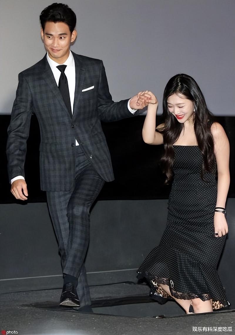 被资本操控的女星多卑微?雪莉边走边捂,赵露思冲破穿衣底线