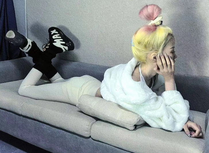 30公斤女友火了！被男友手掐腰、走路需搀扶，疑排泄难控穿纸尿裤