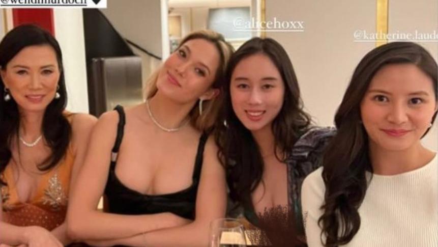 何超欣|何超欣出席名媛聚会，合照与谷爱凌坐中间，雅诗兰黛曾孙媳罕露脸