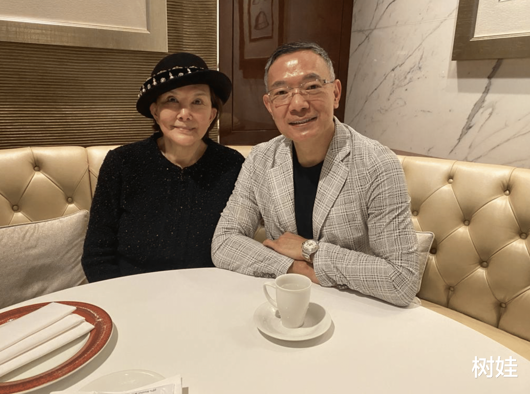 谢伟俊|78岁白韵琴出席友人寿宴,打扮精心难掩老态,小15岁丈夫贴身照顾