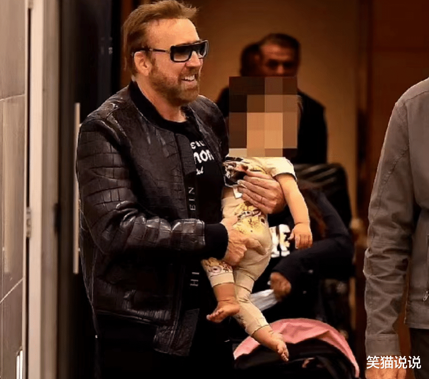 59岁尼古拉斯带家人外出,怀抱一岁女儿好开心,与孩子对视很有爱!