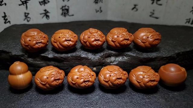 橄榄核|橄榄核雕刻小猪是什么意思?佩戴小猪核雕好不好?
