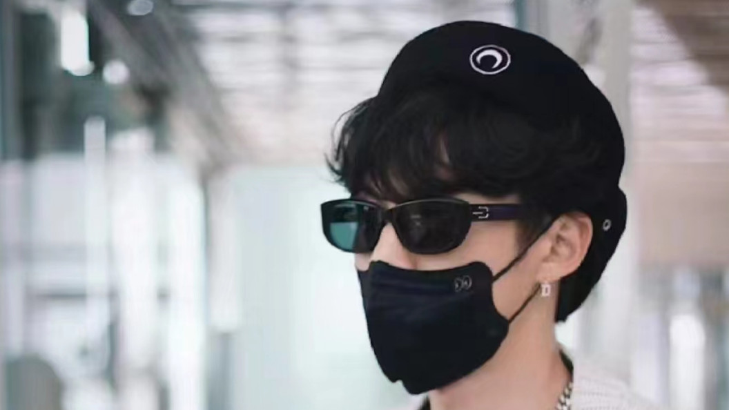 蔡康永|王鹤棣泰国录制《跑男》，引无数泰粉接机，多人围观尖叫场面大