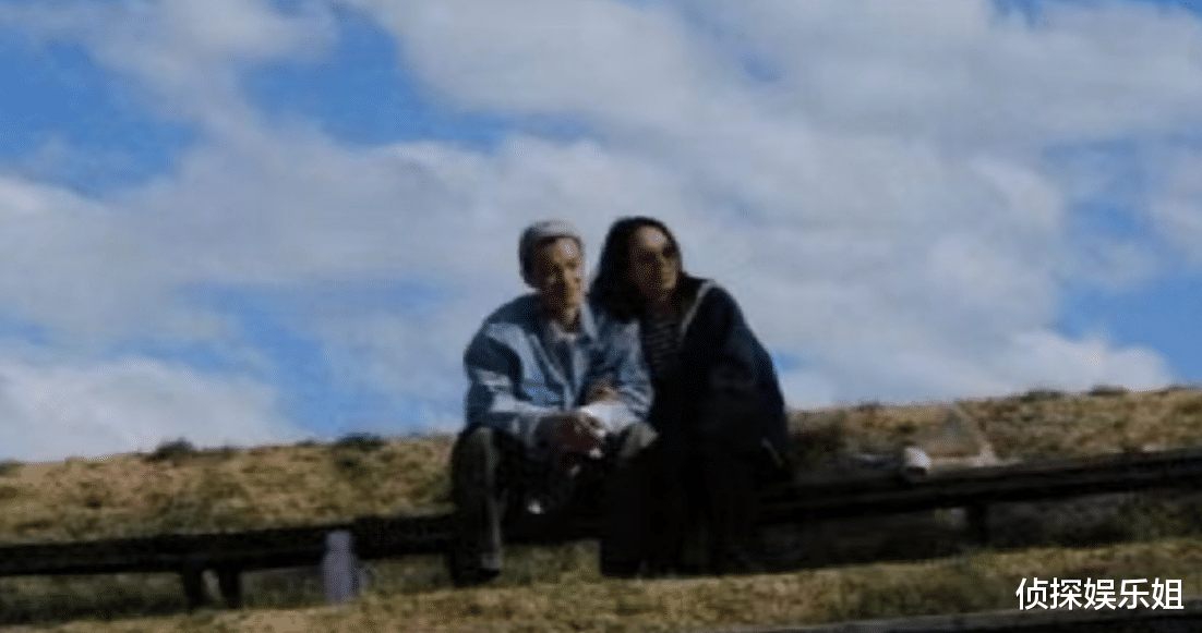 朱丹|朱丹周一围带娃出游，夫妻打扮粗糙毫无明星范，一人扛一娃超有爱