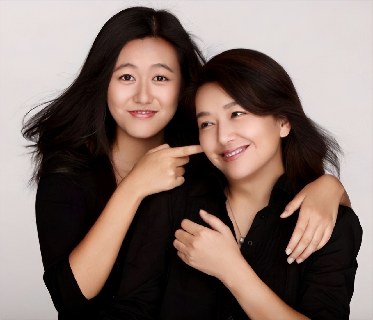 田小洁晒照为继女庆生，亲昵称呼尽显宠爱，25岁高亦心长相似江珊