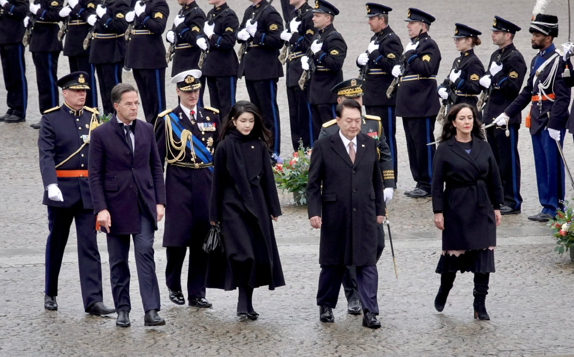 荷兰王后接待韩国夫人！一身藏蓝色彰显贵气，小一岁金建希也惊艳