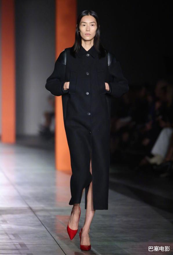 肖战|时装周明星全露怯：刘诗诗掉眼睫毛，刘涛似暴发户，肖战像包工头